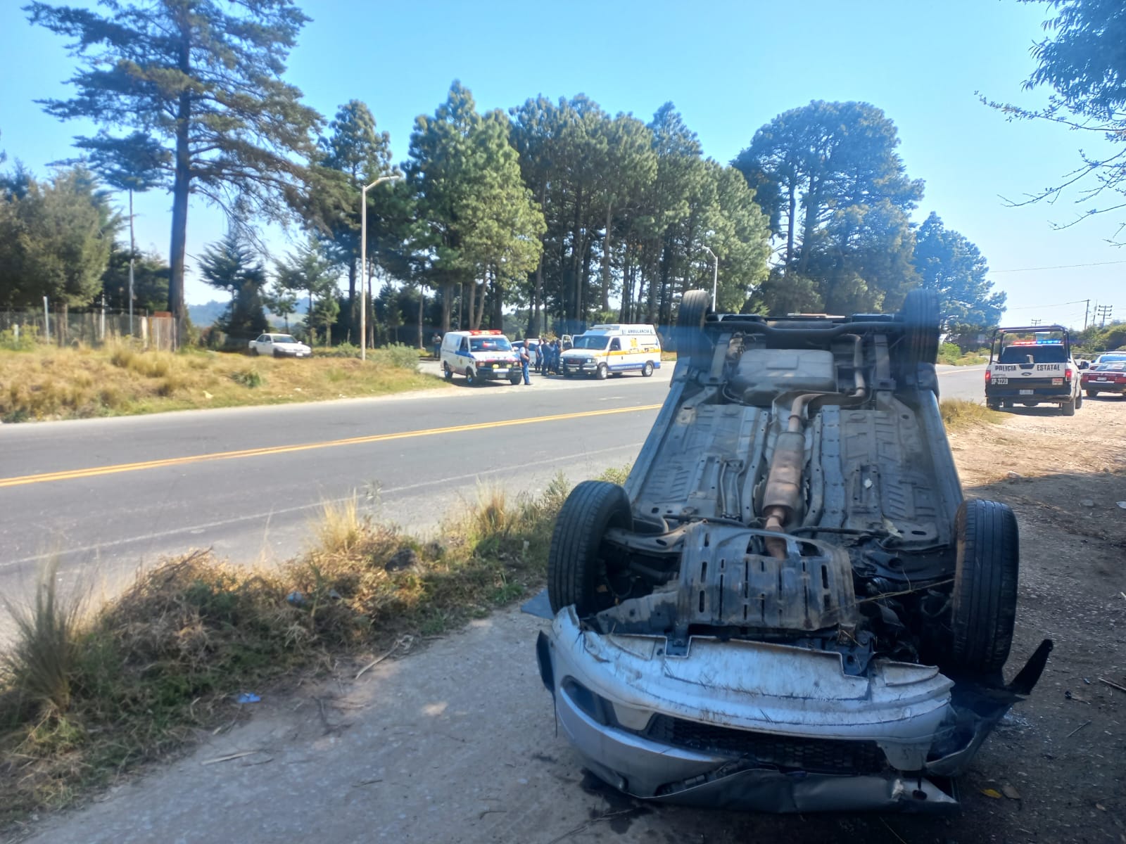 En la Xalapa-Perote, taxi y camioneta terminan en choque y volcadura