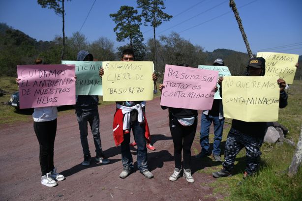 Basura, olores fétidos y zopilotes asfixian a Tlacolulan; claman cierre de relleno sanitario