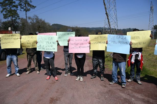 Basura, olores fétidos y zopilotes asfixian a Tlacolulan; claman cierre de relleno sanitario