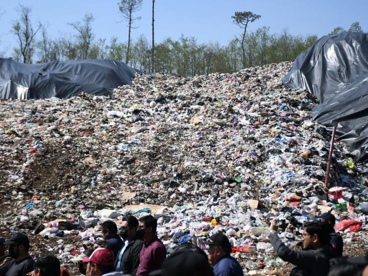 Basura, olores fétidos y zopilotes asfixian a Tlacolulan; claman cierre de relleno sanitario