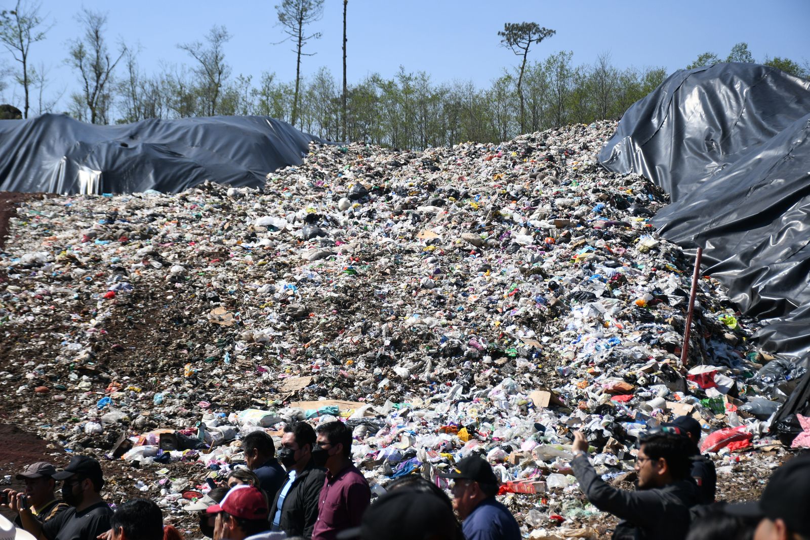 Basura, olores fétidos y zopilotes asfixian a Tlacolulan; claman cierre de relleno sanitario