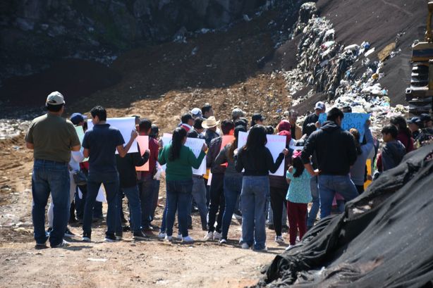 Basura, olores fétidos y zopilotes asfixian a Tlacolulan; claman cierre de relleno sanitario