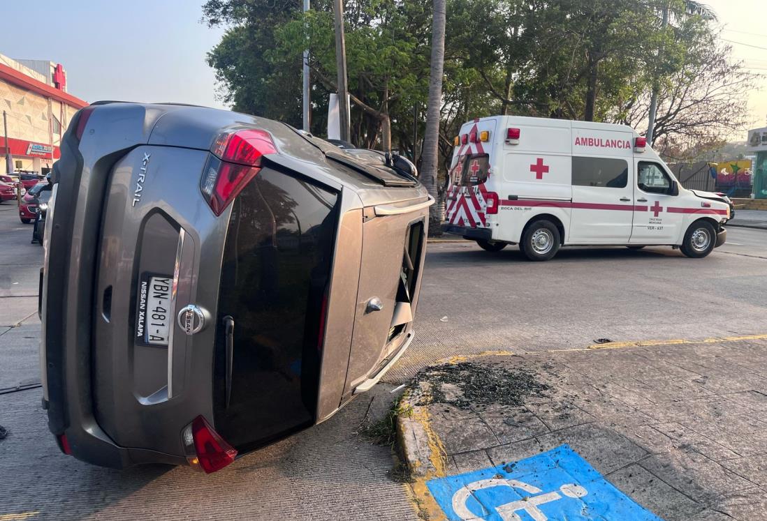 Ambulancia choca contra camioneta que al parecer se pasó la luz roja del semáforo | VIDEO