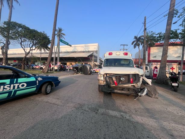 Ambulancia choca contra camioneta que al parecer se pasó la luz roja del semáforo | VIDEO