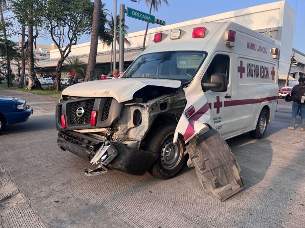 Ambulancia choca contra camioneta que al parecer se pasó la luz roja del semáforo | VIDEO