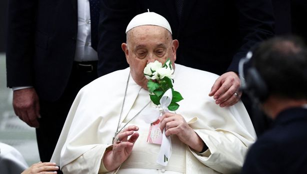 Papa Francisco se mantiene hospitalizado;Vaticano prioriza su recuperación