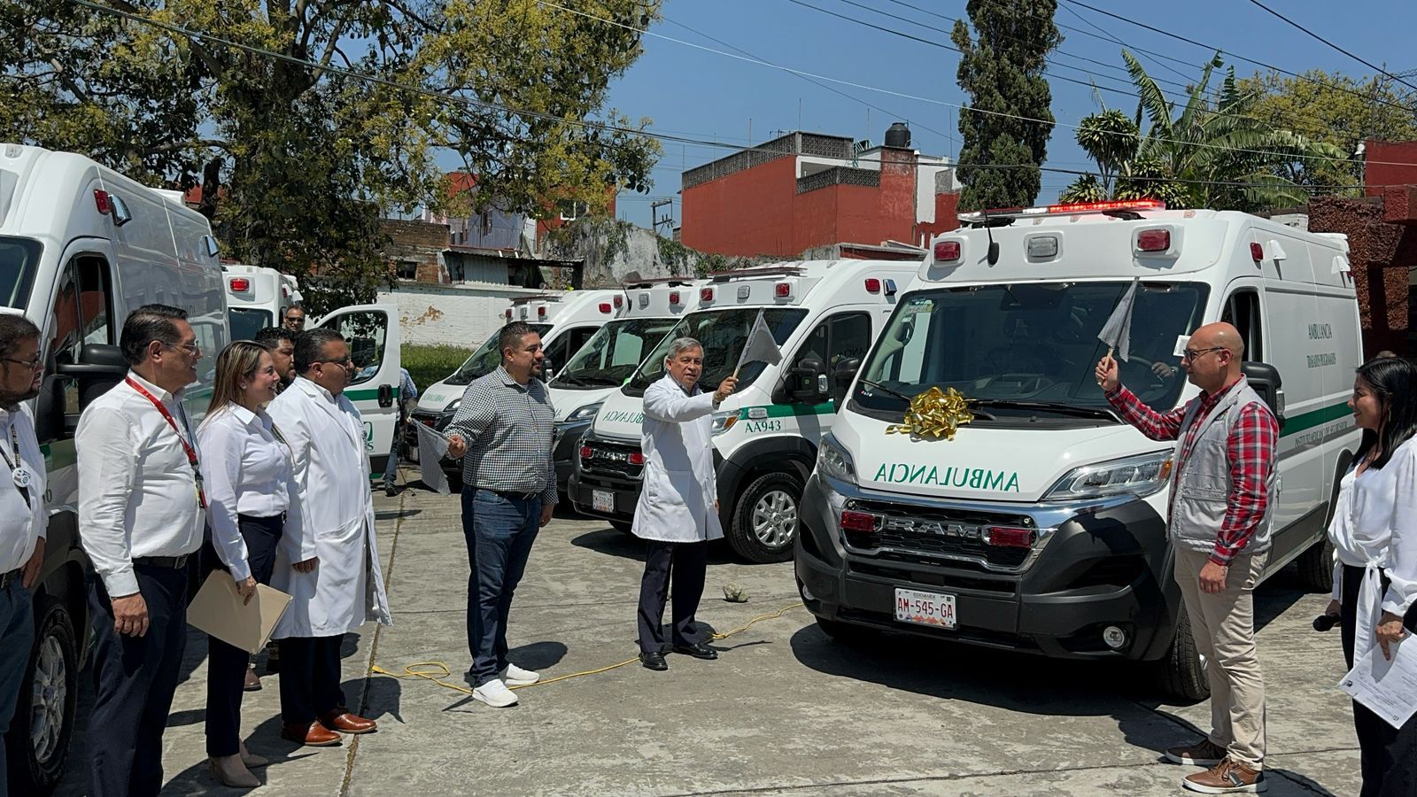 Llegan 36 ambulancias al IMSS Veracruz Sur