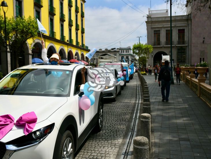 Realizan caravana en Xalapa, por el Día de la Familia