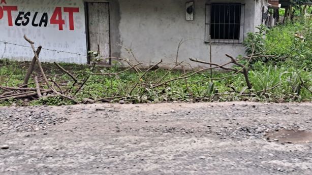 Con baches y desgastado, el tramo carretero Misantla-El Pozón