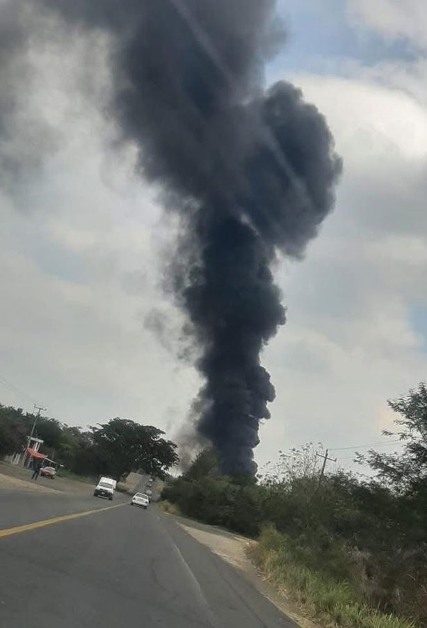 Se incendian pipas dentro de pensión de tráileres, en Cotaxtla