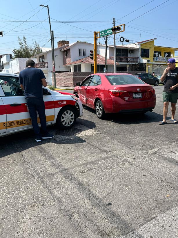 Se impacta taxista contra auto particular en céntricas calles de Veracruz