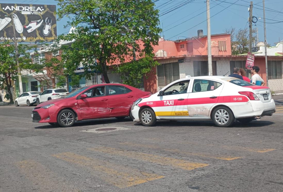 Se impacta taxista contra auto particular en céntricas calles de Veracruz