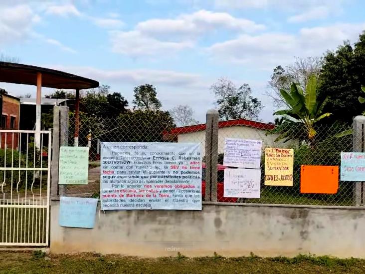 Enojo entre padres en Atzalan por falta de maestro fijo en telesecundaria