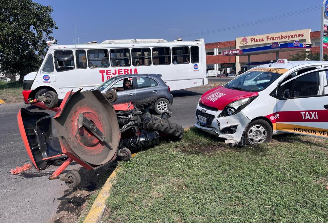 Camioneta choca contra taxi e impacta a hombre que realizaba limpieza en camellón de la Veracruz – Xalapa