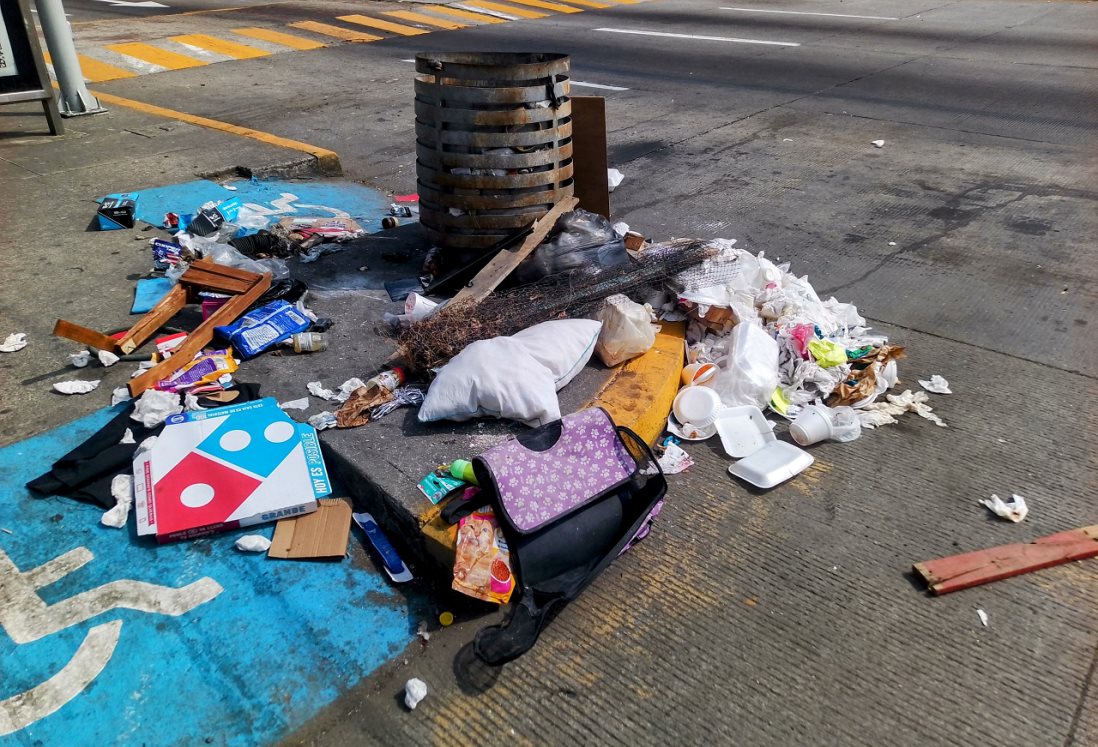 Basura tirada en calles del Centro de Veracruz genera molestia entre vecinos