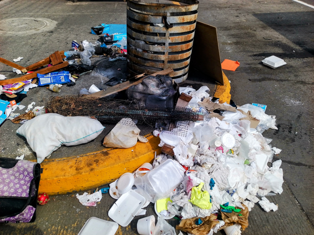Basura tirada en calles del Centro de Veracruz genera molestia entre vecinos