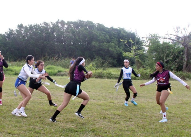 Brillan jóvenes en juegos de Flag Football