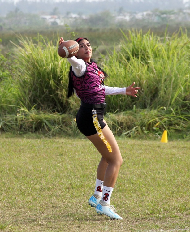 Brillan jóvenes en juegos de Flag Football