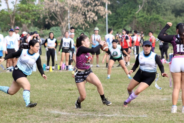 Brillan jóvenes en juegos de Flag Football