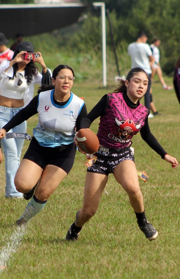Brillan jóvenes en juegos de Flag Football