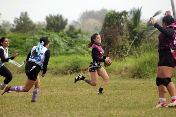 Brillan jóvenes en juegos de Flag Football