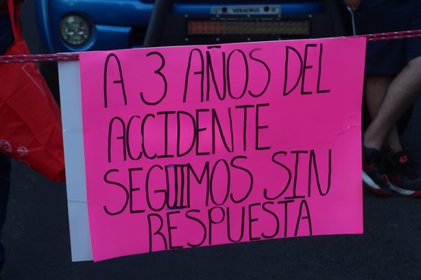 Protestan en Naolinco a tres años de trágico accidente de tráiler; bloquean acceso a municipio
