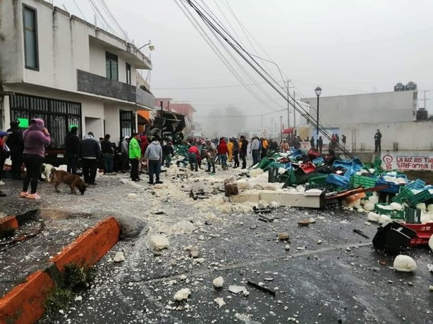 Protestan en Naolinco a tres años de trágico accidente de tráiler; bloquean acceso a municipio