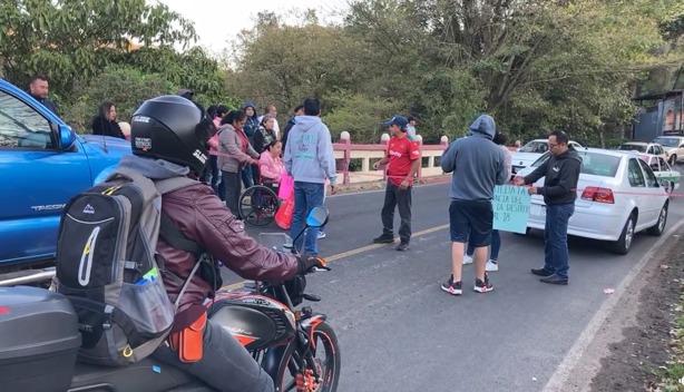 Protestan en Naolinco a tres años de trágico accidente de tráiler; bloquean acceso a municipio