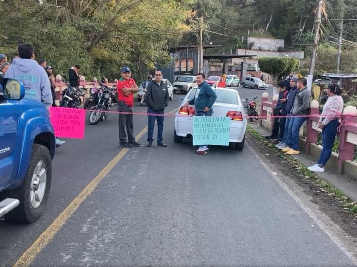 Protestan en Naolinco a tres años de trágico accidente de tráiler; bloquean acceso a municipio
