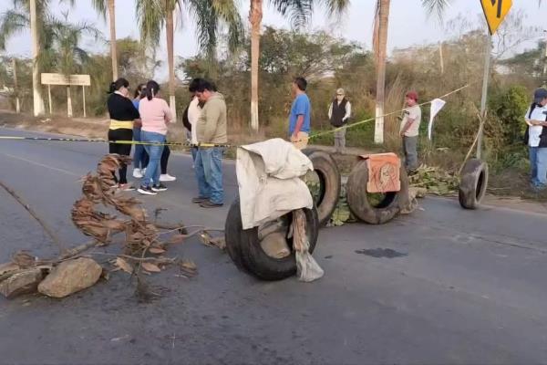 Bloquean carretera en Paso del Macho en demanda de obras de infraestructura