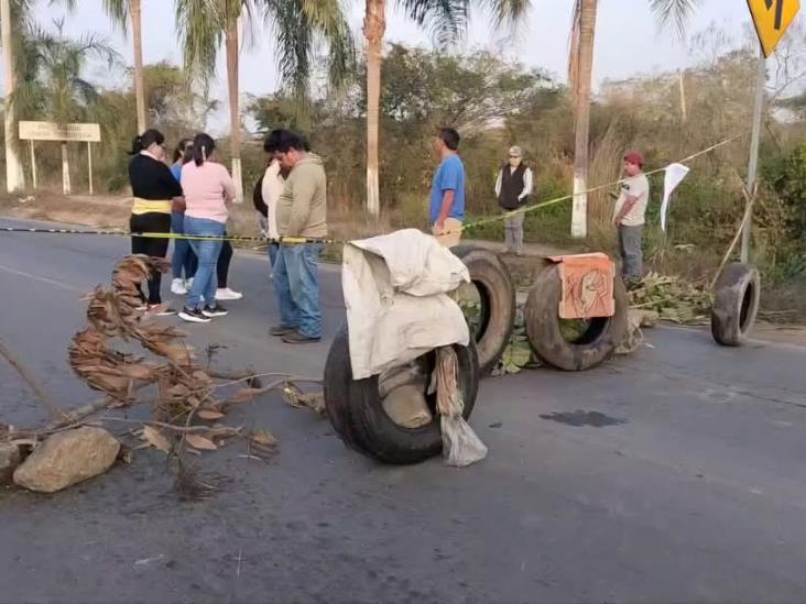 Bloquean carretera en Paso del Macho en demanda de obras de infraestructura