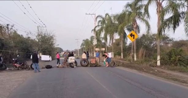 Bloquean carretera en Paso del Macho en demanda de obras de infraestructura