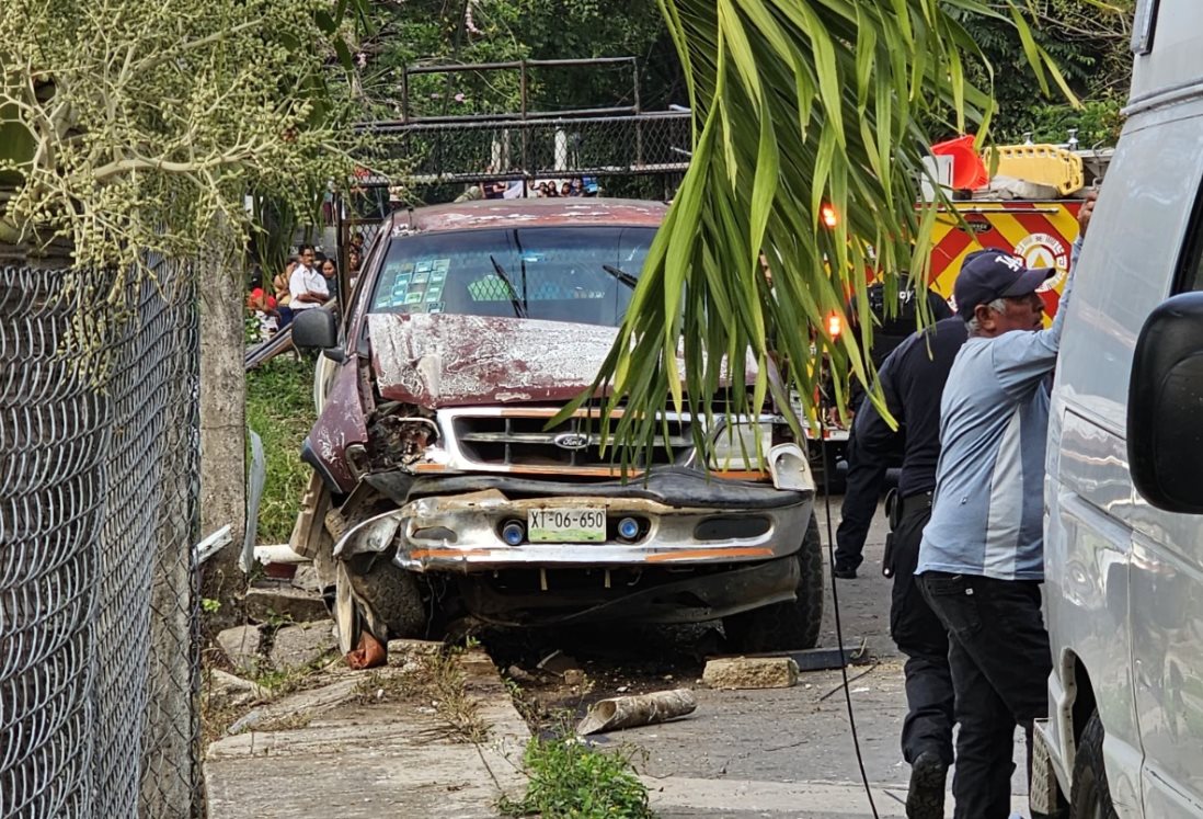 Camioneta sin frenos derriba poste y se estrella contra vivienda en Veracruz