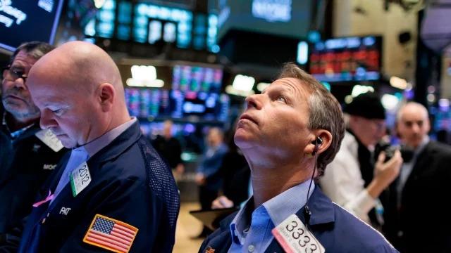 Wall Street cae tras anuncio de Trump sobre los aranceles a México y Canadá