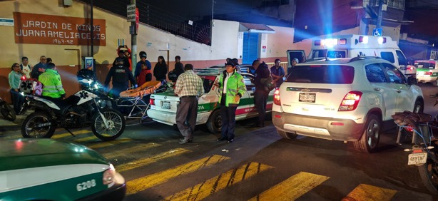 Violento choque entre taxi y motociclista deja un herido en Xalapa