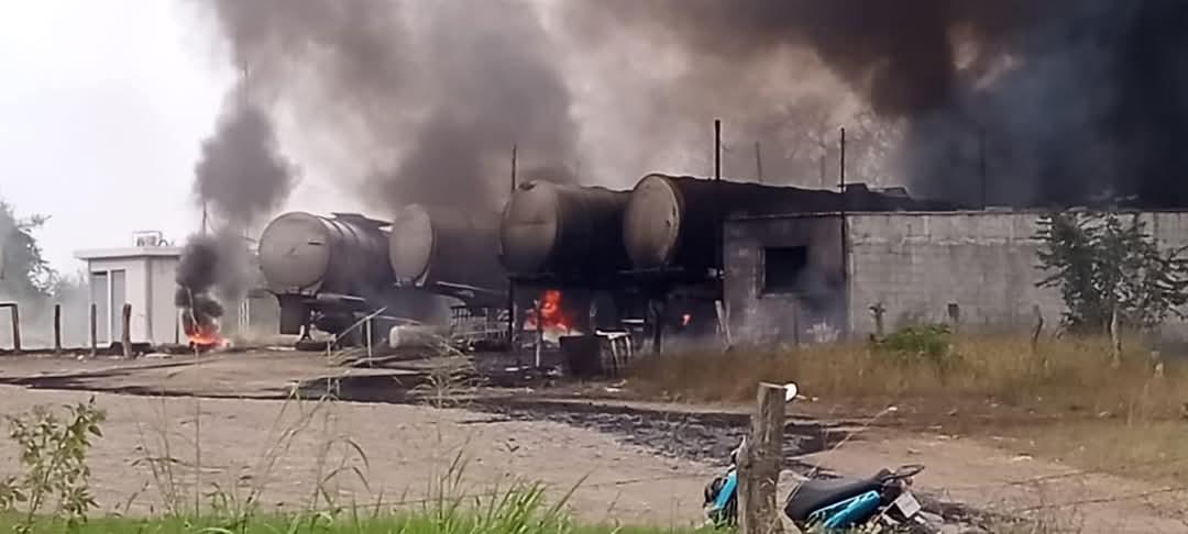Fuerte incendio en encierro de tráileres, en Cotaxtla, Veracruz