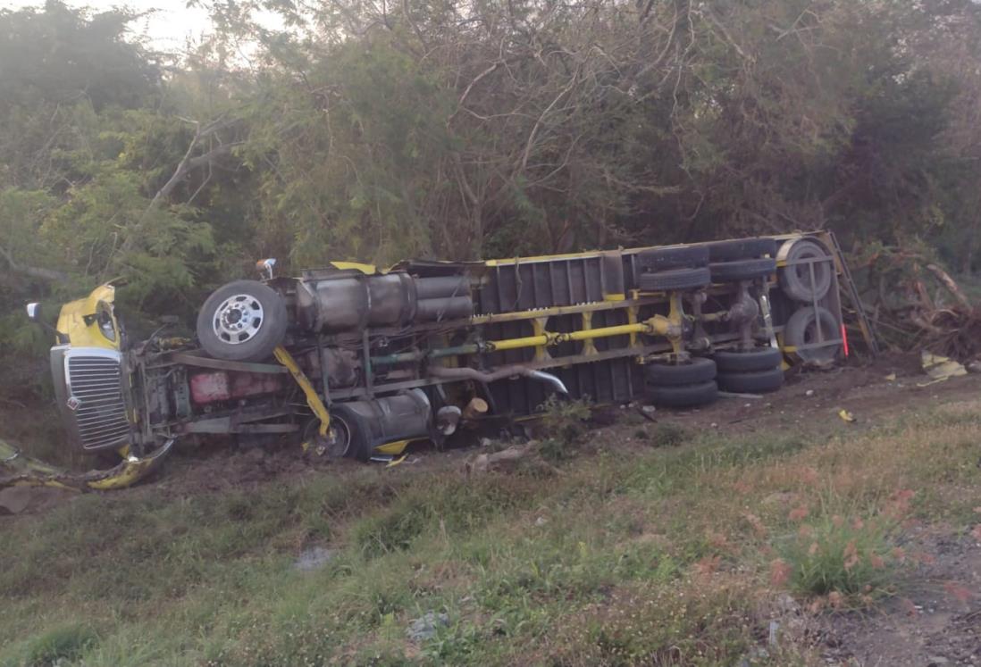 Camión se salió del camino y acabó volcado a un costado de la autopista Córdoba-Veracruz.