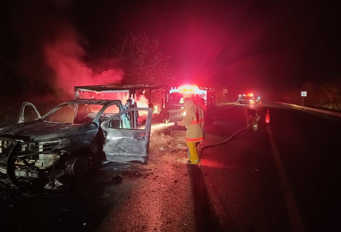 Camioneta sufre falla y se incendia en Martínez de la Torre