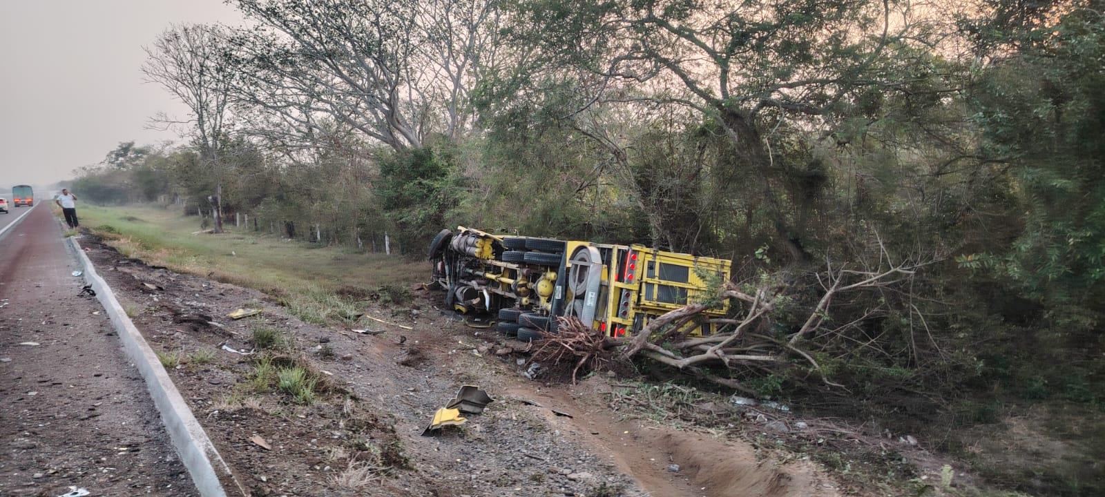 Un choque por alcance entre un camión de carga y una camioneta deja daños en autopista Córdoba-Veracruz