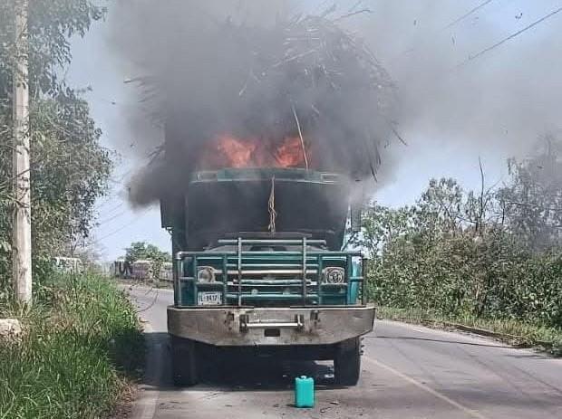 Arde camión de carga sobre la carretera Córdoba-Paso del Macho