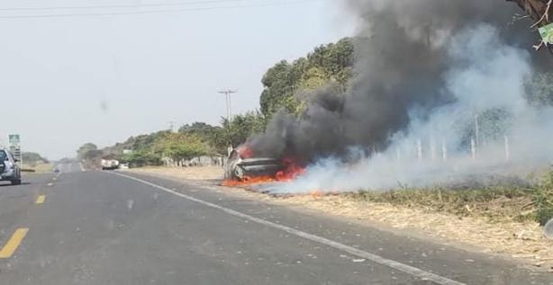 Choque e incendio de vehículo sobre la carretera federal 150 Córdoba-La Tinaja