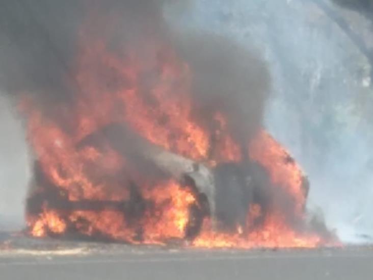 Choque e incendio de vehículo sobre la carretera federal 150 Córdoba-La Tinaja