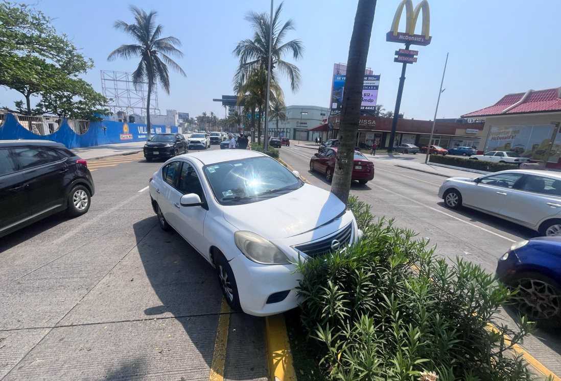 Automovilista se estrella contra palmera en el bulevar Ávila Camacho de Veracruz