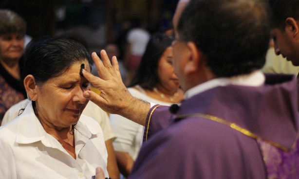 Miércoles de ceniza: ¿De dónde viene la tradición de la cruz y qué significa para los católicos?