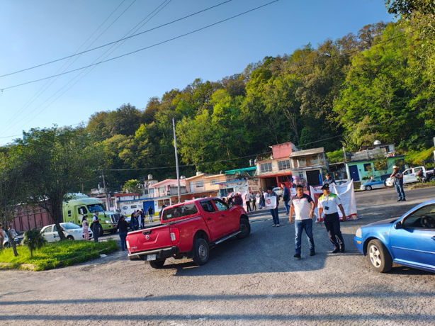 Bloquean el Boulevard Xalapa–Banderilla; exigen aparición del niño Antonio Reyes Moguel