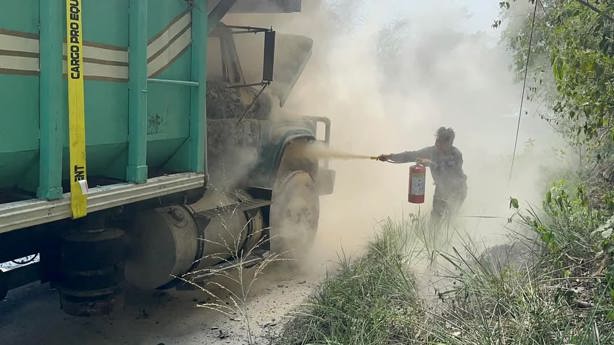 Arde camión de carga sobre la carretera Córdoba-Paso del Macho