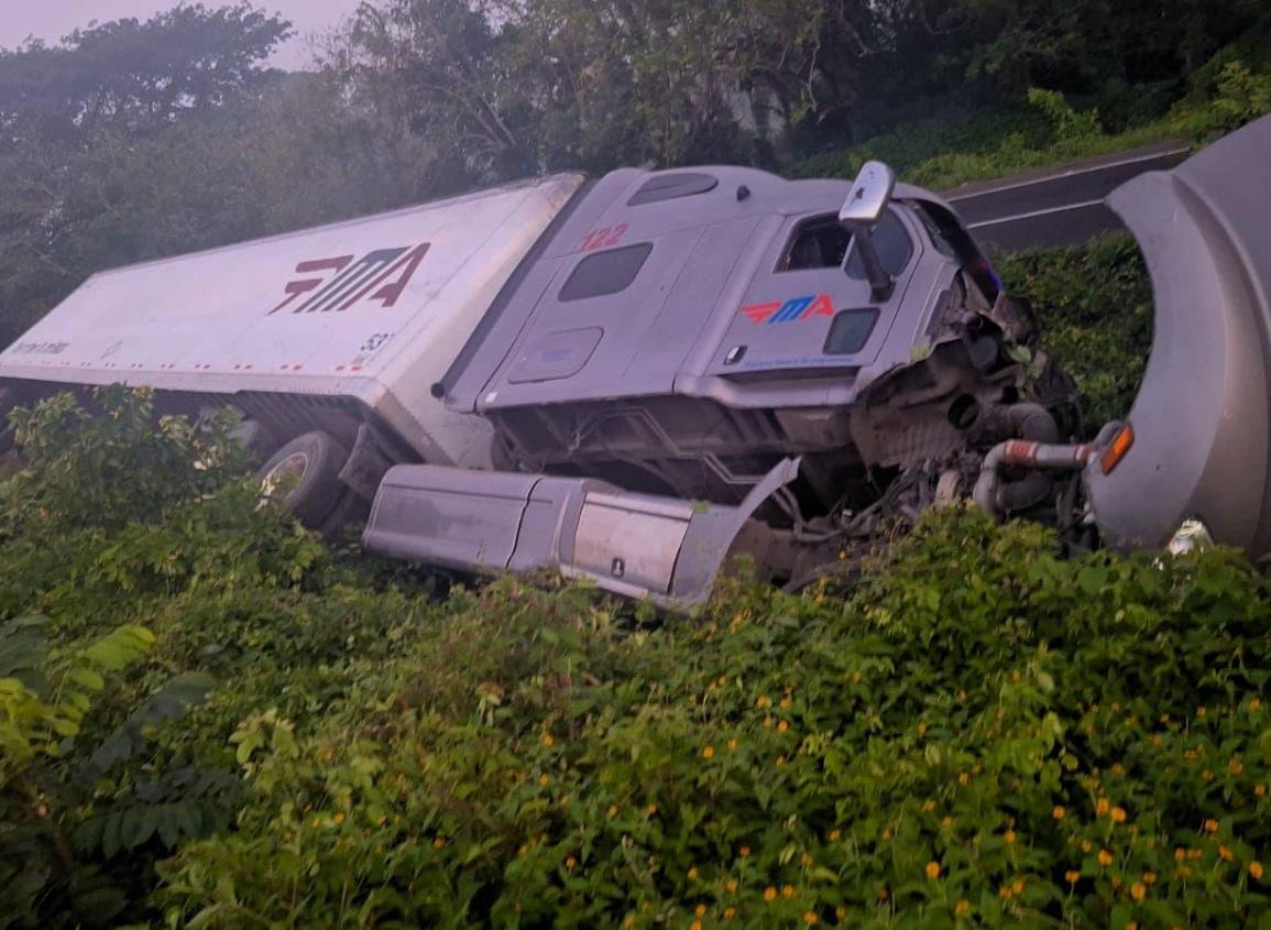 Abandonan tractocamión tras volcadura en autopista de Acayucan 