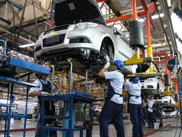 Por aranceles a México sector automotriz advierte reducción de economía de EU en 0.5 para 2027