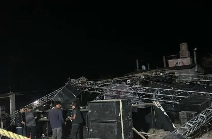 Viento provoca colapso de escenario en San Bartolo Tutotepec, Hidalgo