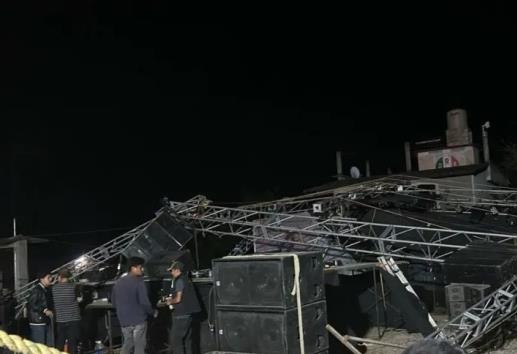 Viento provoca colapso de escenario en San Bartolo Tutotepec, Hidalgo
